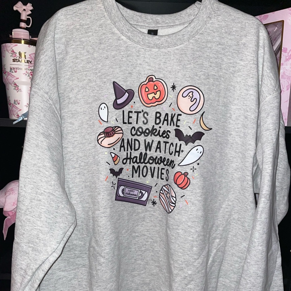 halloween grey XL baking cookies and spooky printed crewneck